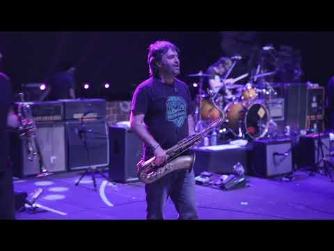 La Vela Puerca - Por la ciudad (DVD "Festejar para sobrevivir, 20 Años")