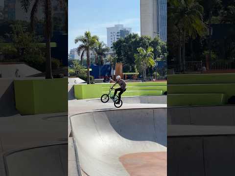 MANUAL ONE HANDER!🤟🏻😅 #bmxbike #bmx #bmxlife #bmxstreet #bmxforever #bmxfreestyle