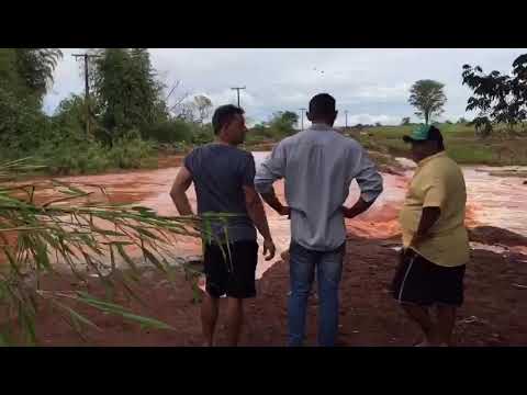Córrego Sardinha tem curso desviado após acúmulo de vegetação