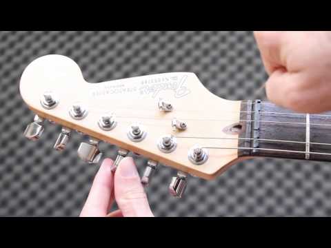 Cómo cambiar las Cuerdas a tu Guitarra Eléctrica - Principiantes Tutorial Electric guitar
