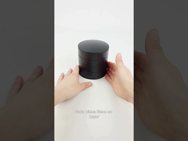 Vídeo relacionado con VLANDO Organizador de joyas de 4 niveles Soporte para joyas dorado con soporte para pulseras de cuero - Almacenamiento de joyas Display para collares, relojes, anillos, pendientes, pulseras (Beige)