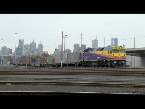 Diesel locomotive 42206 shunts a freight train - PoathTV Railroads and Trains in Australia part 8
