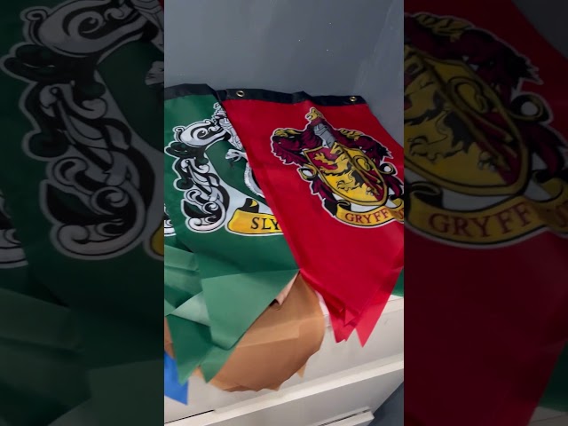 Vídeo relacionado con Harry Potter Banderines Decorativos Set de 6 Banderas para Fiestas Decoración Hogwarts para Cumpleaños Fiesta Infantil y Hogar Banderolas de Tela (Multi Flags)