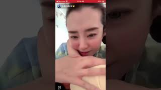 ライブ配信　胸元に吸い込まれそうになる美魔女　胸チラ　谷間　nipslip