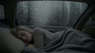 Adeus às noites em claro com o som de chuva intensa em uma janela de vidro em uma floresta enevoada