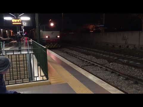 Treno in transito con locomotiva E655