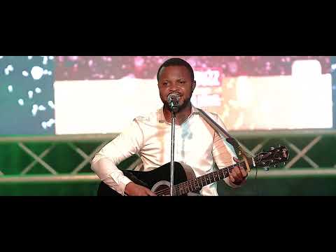 Sire Joel NGoyi chante Six aveugle et l'elephant (Conte) et Soutiens ma foi Live concert Showbuzz
