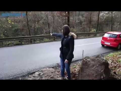 Felsbrocken stürzte beinahe auf Auto