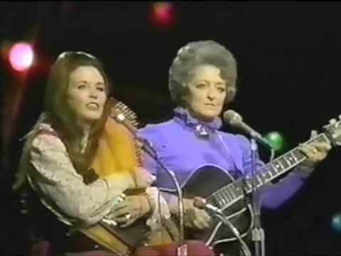 June Carter and Mother Maybelle Carter, live in 1971