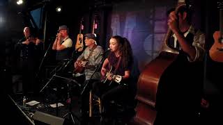 Jim & Fiona Kweskin - What Does The Deep Sea Say - Live at McCabe's