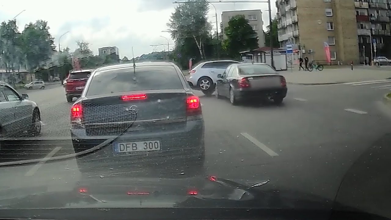 „Mercedes“ rėžėsi į kairę sukantį „Audi“ automobilį