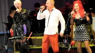 The B-52s Love Shack / Rock Lobster Live 2015 at Hollywood Bowl