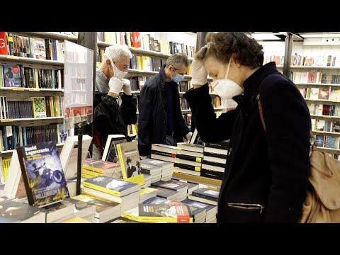 Por los pasillos de la librería «Ábaco libros» en Cuatro Caminos.