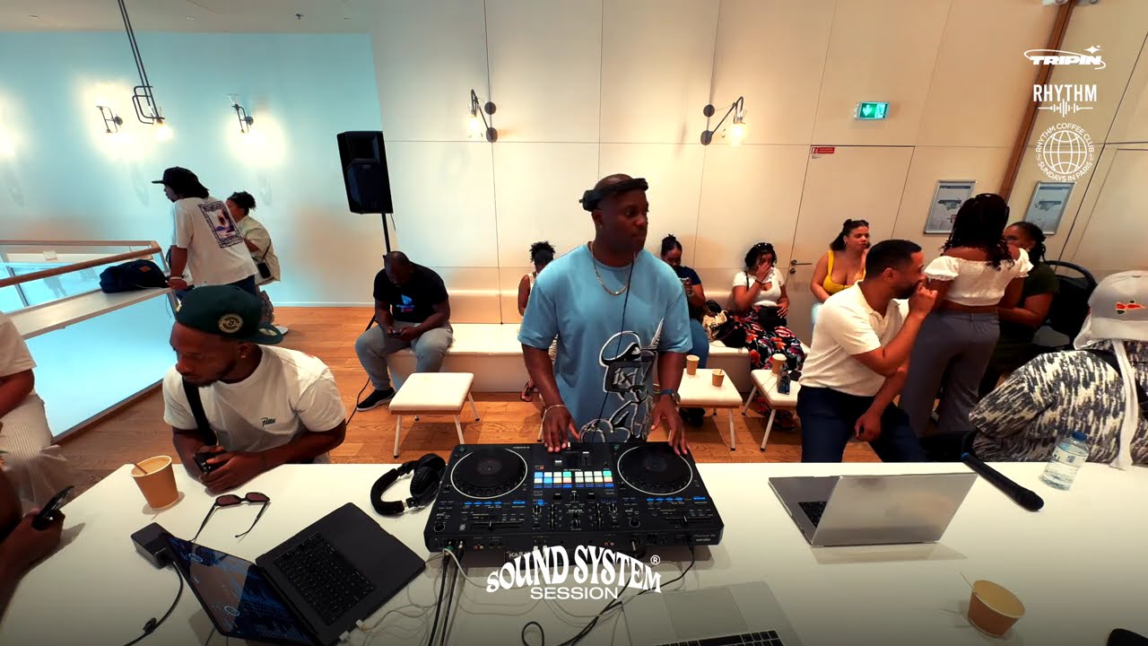 DJ Dubble G aux platines pendant la Sound System Session