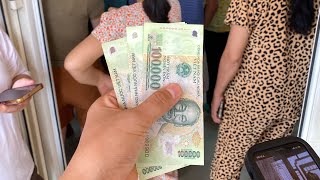 Người Dân Thủ Đô Đi Nhận Quà 100.000 Đồng Nhân 80 Năm Quốc khánh
