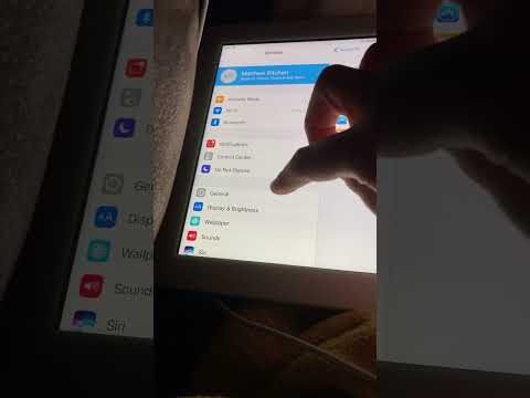 How to invert the screen color on the iPad