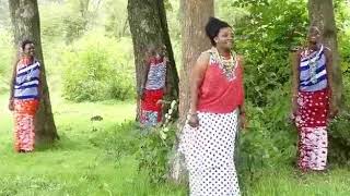 Anita Petro akimtukuza Mungu kwa Wimbo wa kimasai Anita Petro akimtukuza Mungu kwa Wimbo wa kimasai