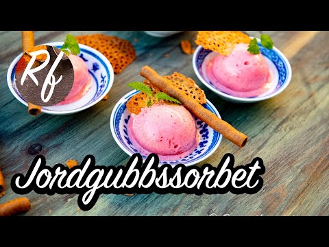 Hur du gör sorbet som exempelvis jordgubbssorbet i glassmaskin.    Mycket gott till dessert och efterrätt med glassrån, mandelkorgar eller mandelflarn. >