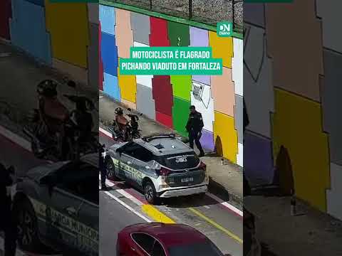 Homem para moto em ciclofaixa, picha muro de viaduto e acaba detido em Fortaleza