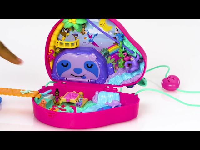 Vídeo relacionado con Polly Pocket Adventures in Rio Mamá mono y su bebé, Cofre-bolso 2 en 1, 2 sets de juego que incluyen 2 mini muñecas, animales y teleférico, juguete regalo para niños y niñas +4 años, HWP04
