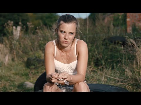 Trailer NIEMAND IST BEI DEN KÄLBERN (2021, Saskia Rosendahl, Rick Okon, Julius Nitschkoff)
