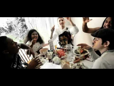 HUMUH - DINNER TABLE (www.UrbanFlash.net)