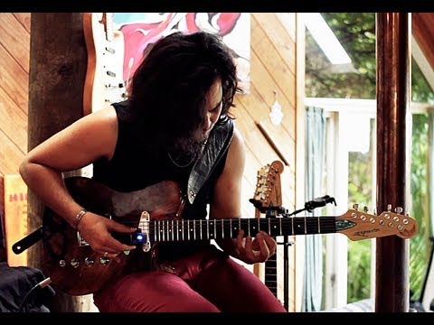 Arli Liberman on his Langcaster guitar and E-Bow playing Metallica "Fade to Black"