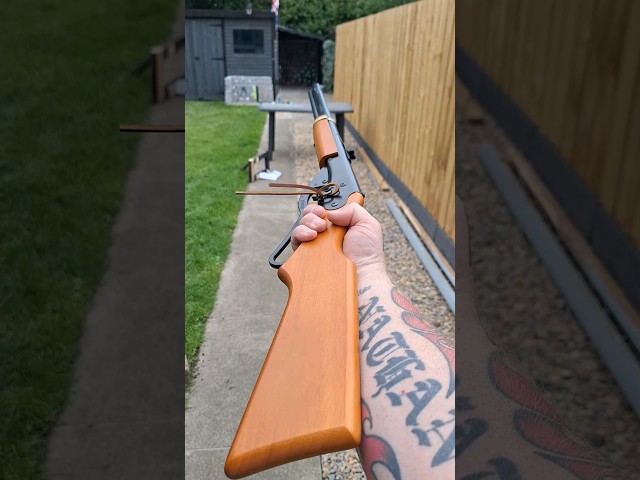 Vídeo relacionado con Carabina Perdigón Daisy Red Ryder Adulto 4,5mm. + Funda Portabalines + Balines. 23054/13275.