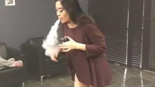 Download lagu Selain Cantik, Wanita Ini Memiliki Skill Vape Diatas Rata-rata mp3