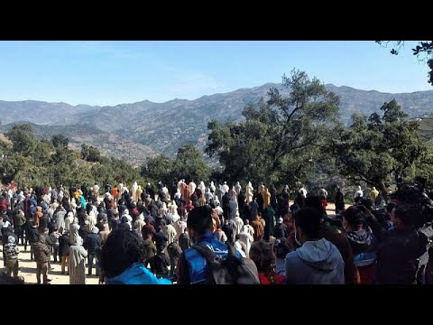 شاهد مقبرة إغران لم تتسع لحشود مشيعي جنازة الطفل المغربي ريان