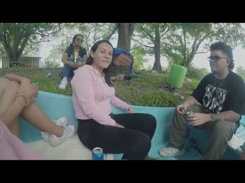 En El Rio Platicando Aguston / LaFamily