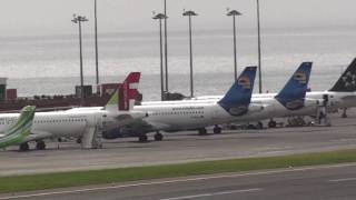 preview picture of video 'Aeroporto Madeira Aterragem Condor D-AICI e Sata Air Açores CS-TFJ 25-02-2010.'