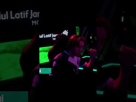 MIRA'S UNUSUAL GAMER POSE (DOTA 2)