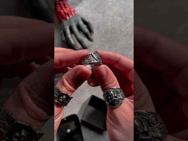 Vídeo relacionado con Jewelrywe Pendientes Vikingos Nórdicos Hombre: Aros de Runa Valknut de Acero Inoxidable - Regalos de Joyería Punk