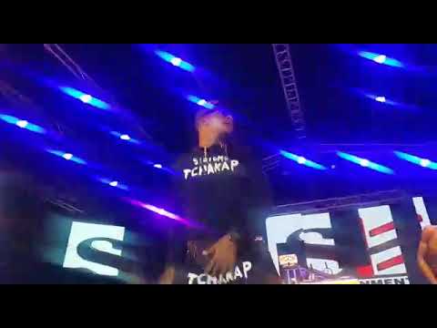 Peter Walker dans un système 4.4.2 au concert de Naza au Cameroun