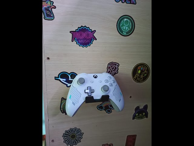 Vídeo relacionado con Soporte Auriculares y mando de 4 Niveles para Xbox/PS5/PS4/Switch, Organizador de mando con 8 Ganchos, Accesorios Gaming