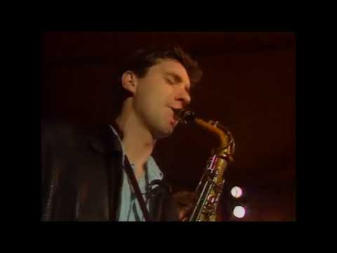 Steve Eaves a'i Driawd - Esgyrn Mewn Cae