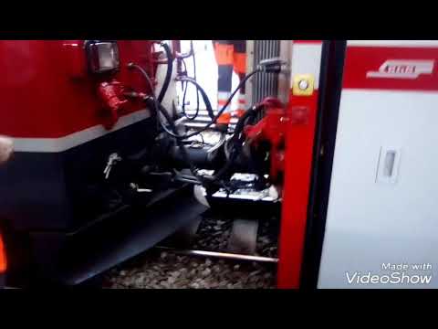 Aggancio automotrice al BEX (Bernina Express) na estação de Tirano.