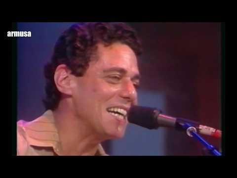Armusa recuerda a Chico Buarque y Pablo Milanes cantando en Buenos Aires en Abril de 1987.