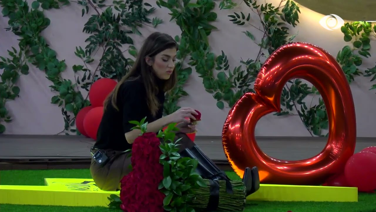 Loredana hedh petalet e trëndafilave në pishinë