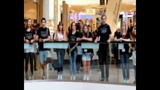 Livslust på köpcenter i Dortmund. Down by the Riverside