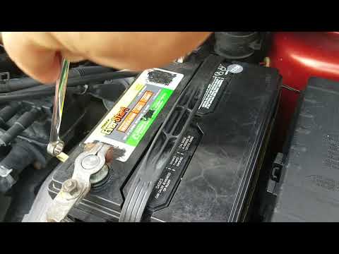 Como desconectar y conectar la bateria de un automovil
