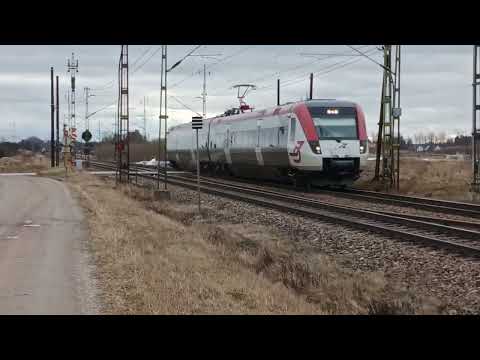 Tåg i bergslagen X51 passerar Hovsta järnvägsövergång