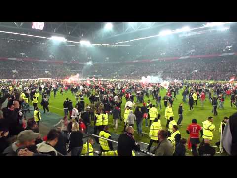 Platzsturm vor Spielende und Räumung - Relegation Fortuna Düsseldorf - Hertha BSC  15.05.12Berlin