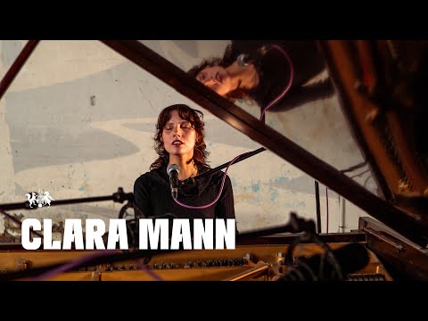 Clara Mann performs Stadiums live at The state51 Factory