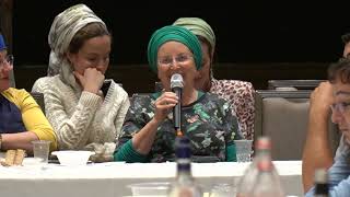 כנס תלמידי הרב שטיינזלץ תשפ"ב - יהודית שבתא מספרת על הרב שטיינזלץ (תלמידי הרב עדין אבן ישראל (שטיינזלץ) זצ"ל) - התמונה מוצגת ישירות מתוך אתר האינטרנט יוטיוב. זכויות היוצרים בתמונה שייכות ליוצרה. קישור קרדיט למקור התוכן נמצא בתוך דף הסרטון