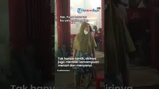 Viral Emak-emak Pakai Daster Jaga Odong-odong Ternyata Mantan Miss Indonesia