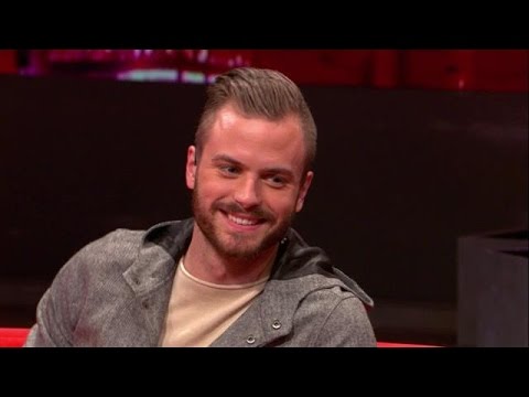 "Ik moest hakken, jarretels en een corset aan" - DINO.