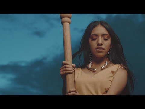 Renata Flores - Quechua - "Mirando la misma Luna" "Qawachkanchik chay Killallata" (Vídeo Oficial)