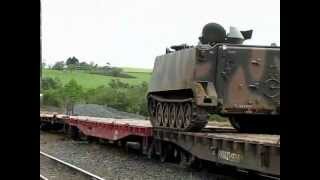 preview picture of video 'Exército Brasileiro - M113 in train cars. Embarque ferroviário - panzer apc'